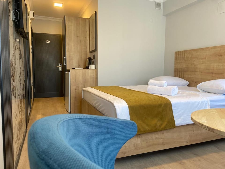 Bed, TV and multimedia, Living room, Photo of the whole room, Seating area, Bedroom, towels