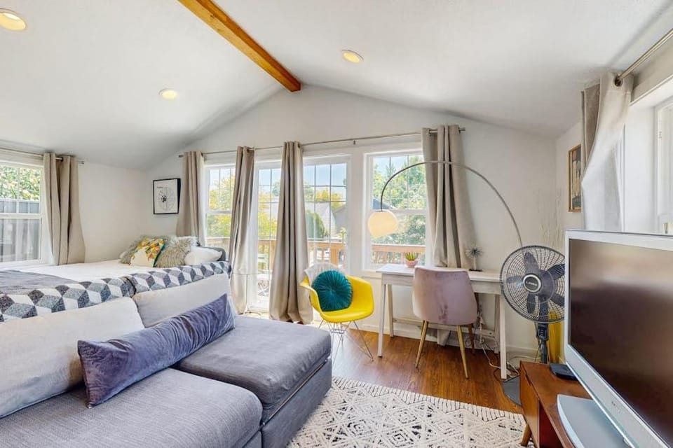 New Portland Neighborhood Studio Apartment in Portland