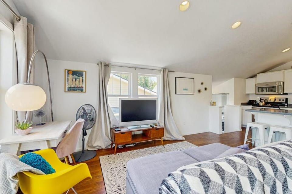 New Portland Neighborhood Studio Apartment in Portland