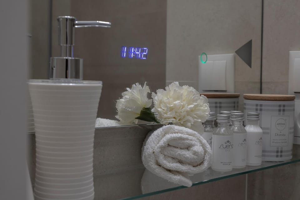 WLR Apartments - Hoza I Apartment in Warsaw