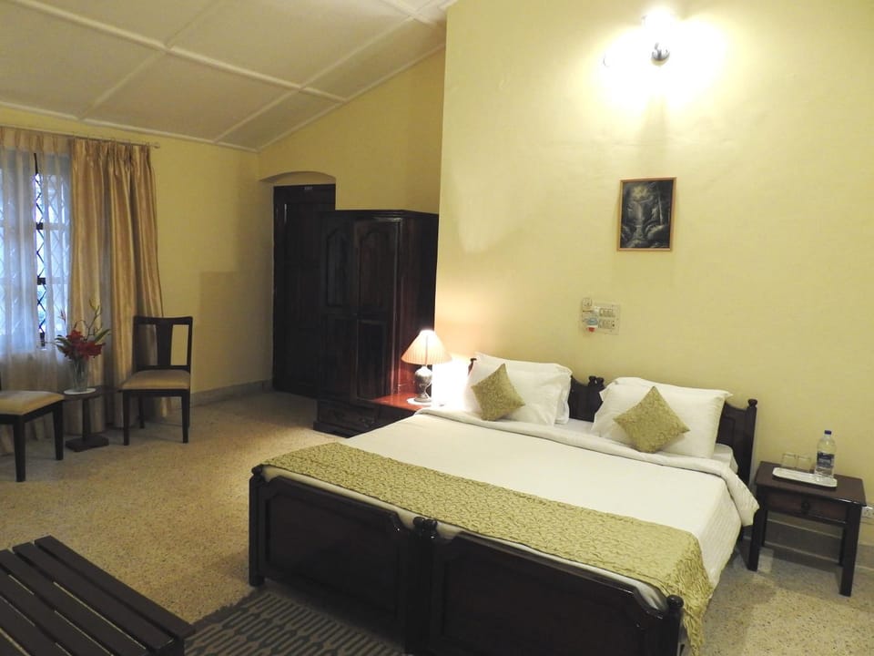 Photo of the whole room, Seating area