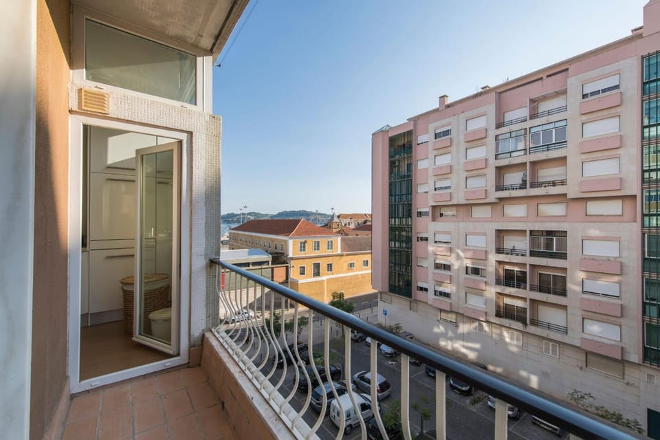 Balcony/Terrace, Street view