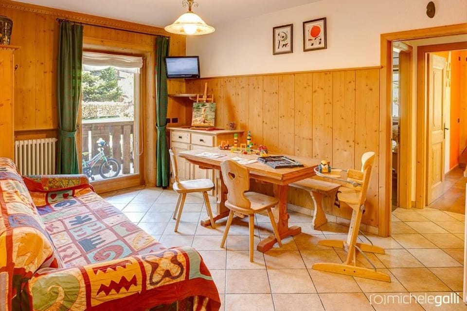 Day, Living room
