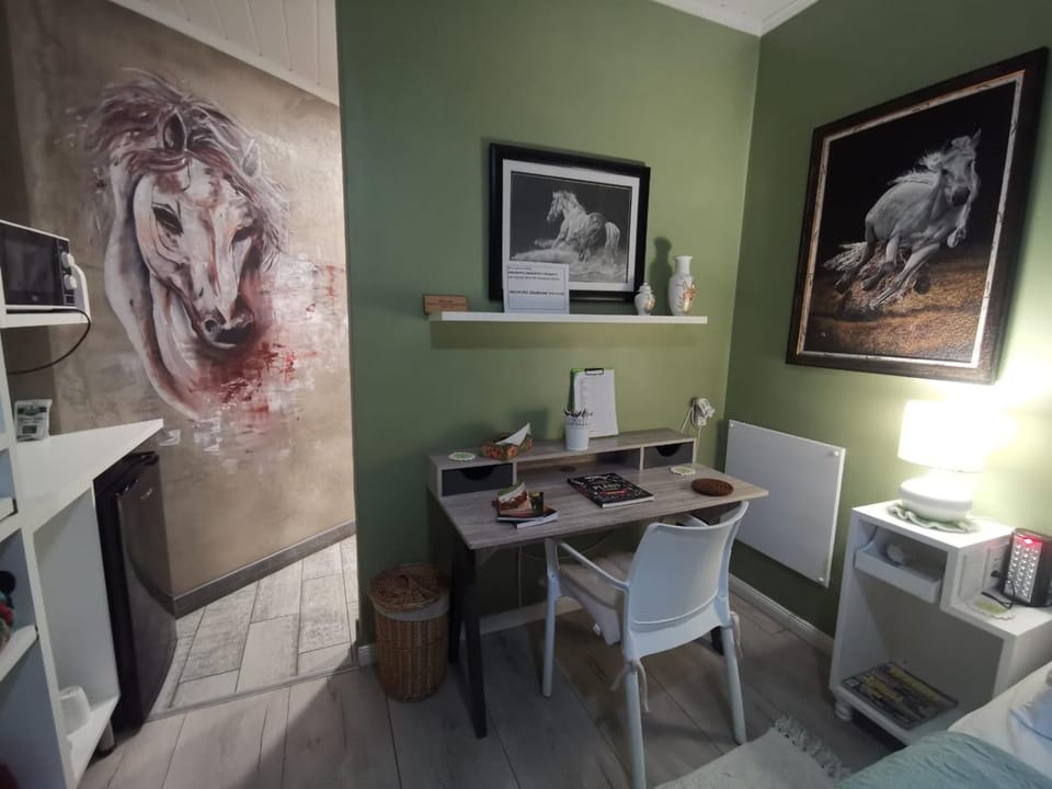 Kitchen or kitchenette, Bedroom
