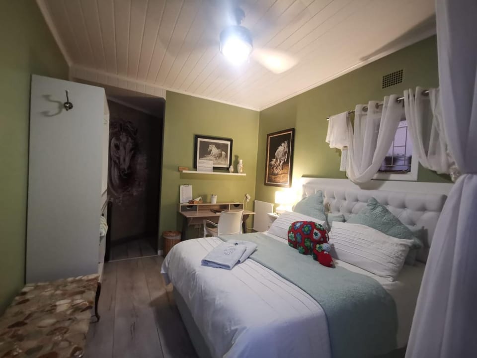 Bedroom, fireplace, wardrobe