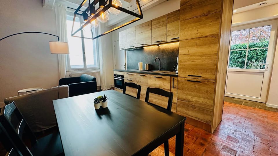 Kitchen or kitchenette, Dining area