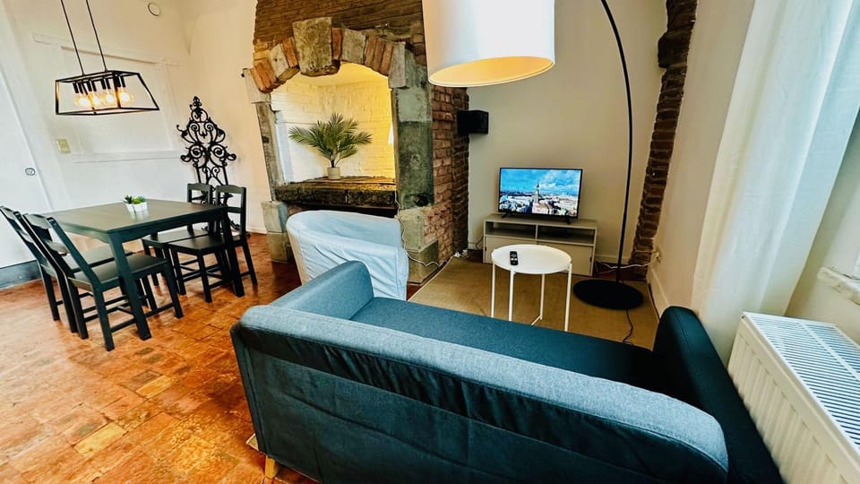 TV and multimedia, Seating area, Dining area