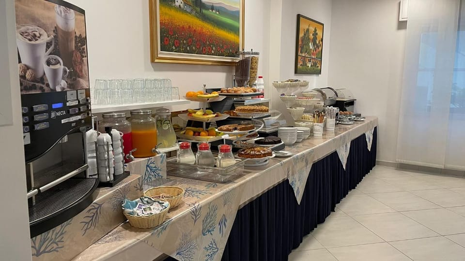 Coffee/tea facilities, Food and drinks, Food, Breakfast, Continental breakfast, Buffet breakfast