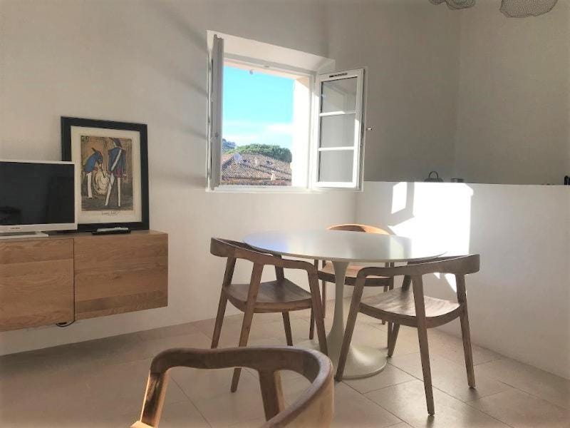 VILLAGE - DUPLEX lumineux avec vue magnifique sur les toits et parking Apartment in Saint-Tropez