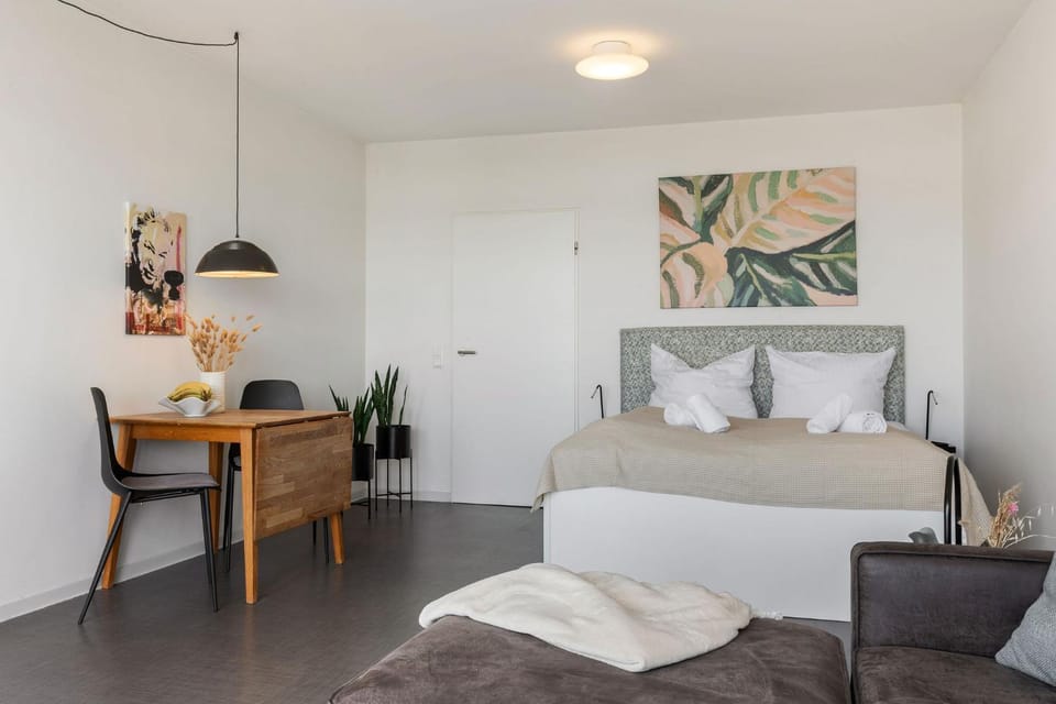 Bed, Dining area