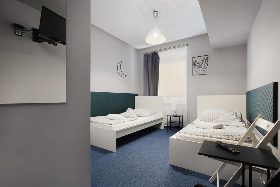 Bed, TV and multimedia, Bedroom, hair dresser, towels