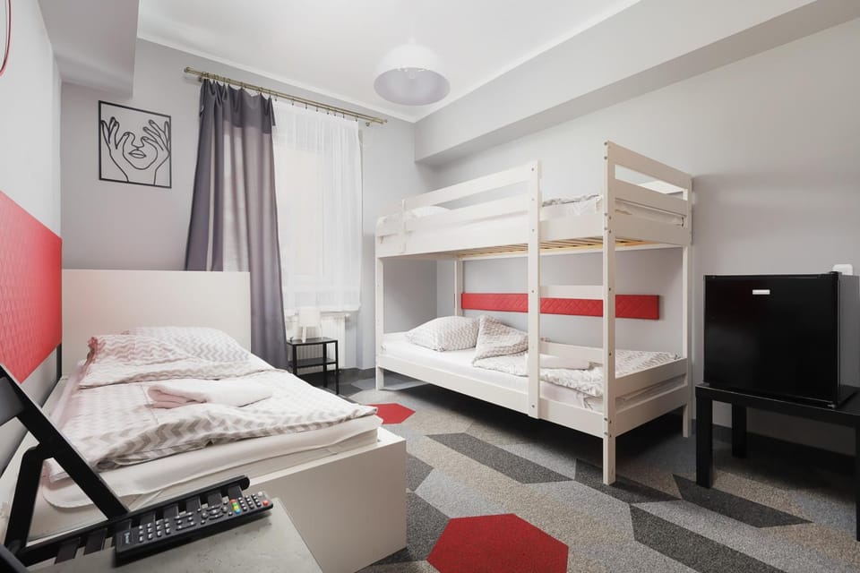 Bed, Bedroom, bunk bed, hair dresser