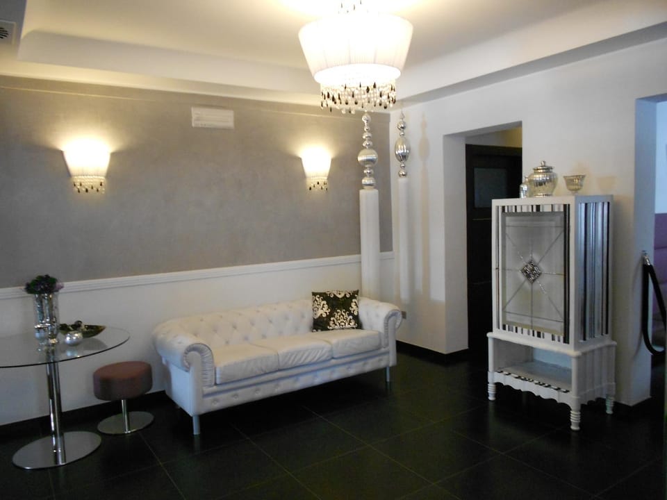 Lobby or reception, Internal: Not applicable to any particular room
