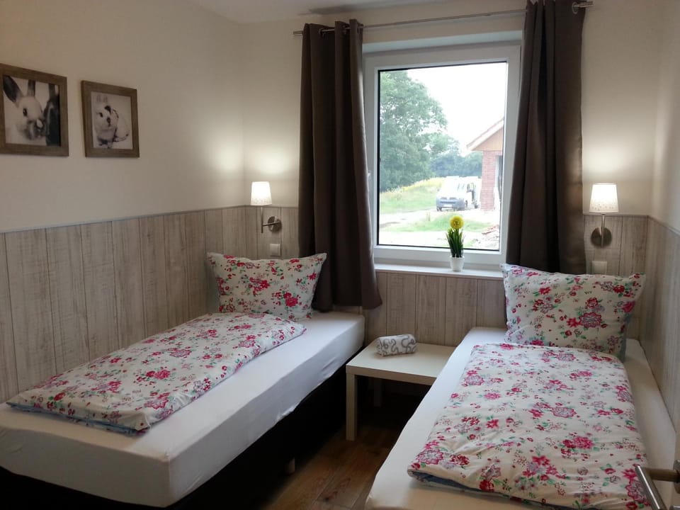 Bed, Photo of the whole room, Decorative detail