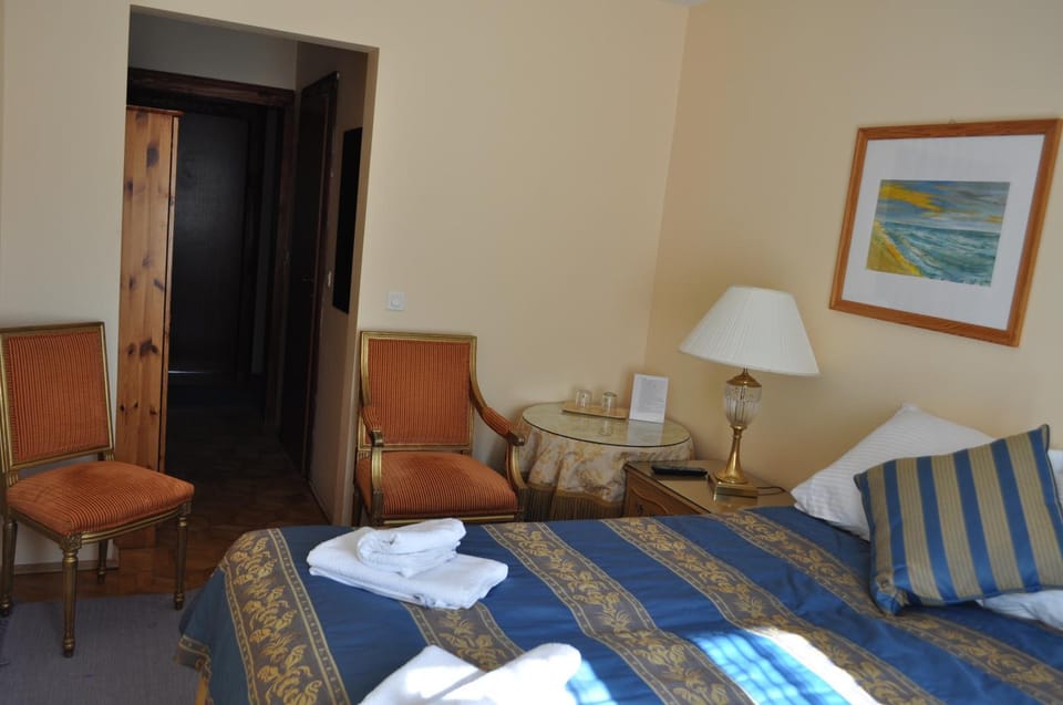 Bed, Other, Photo of the whole room, Decorative detail, Bedroom