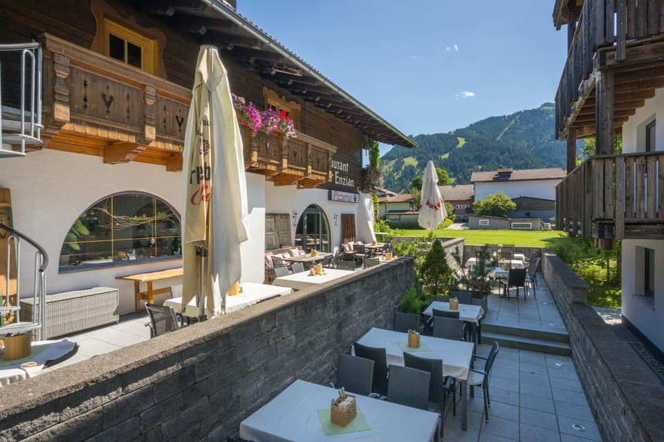 Property building, Restaurant/places to eat, Balcony/Terrace, Balcony/Terrace, Mountain view