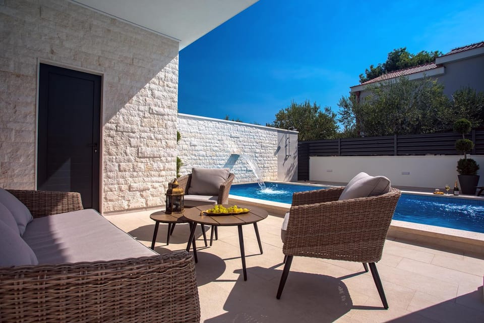 Garden, Balcony/Terrace, Seating area, Dining area, Pool view