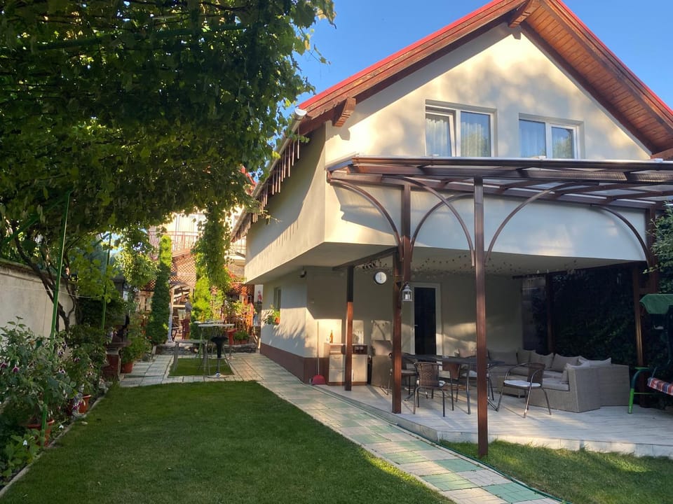 Property building, Patio, Facade/entrance, BBQ facilities, Garden, Balcony/Terrace