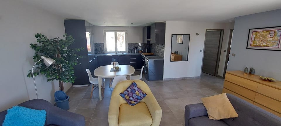 Kitchen or kitchenette, Living room, Seating area