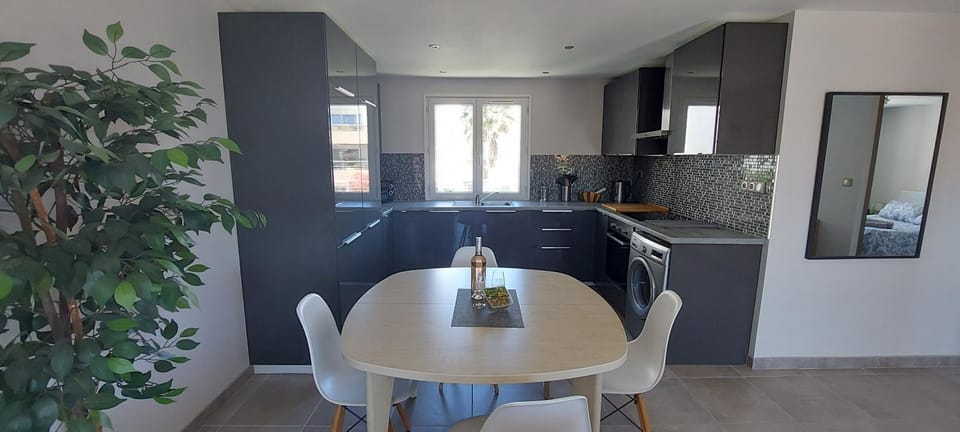 Kitchen or kitchenette, Dining area