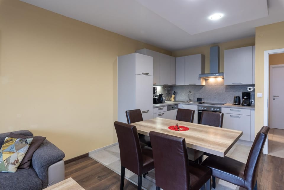 Kitchen or kitchenette, Dining area
