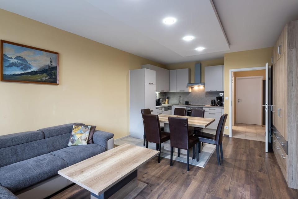 Coffee/tea facilities, Kitchen or kitchenette, Living room, Dining area