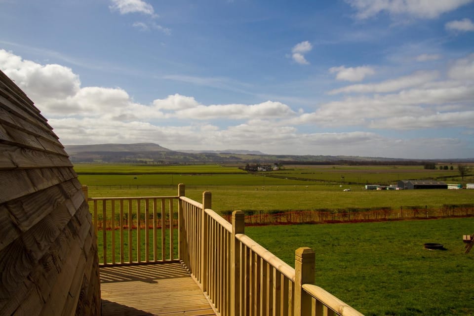 Nearby landmark, Natural landscape, Balcony/Terrace, Garden view, Landmark view, Mountain view