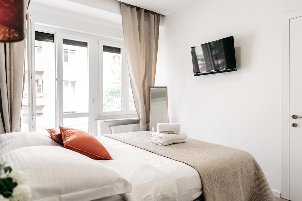 Bed, TV and multimedia, Bedroom