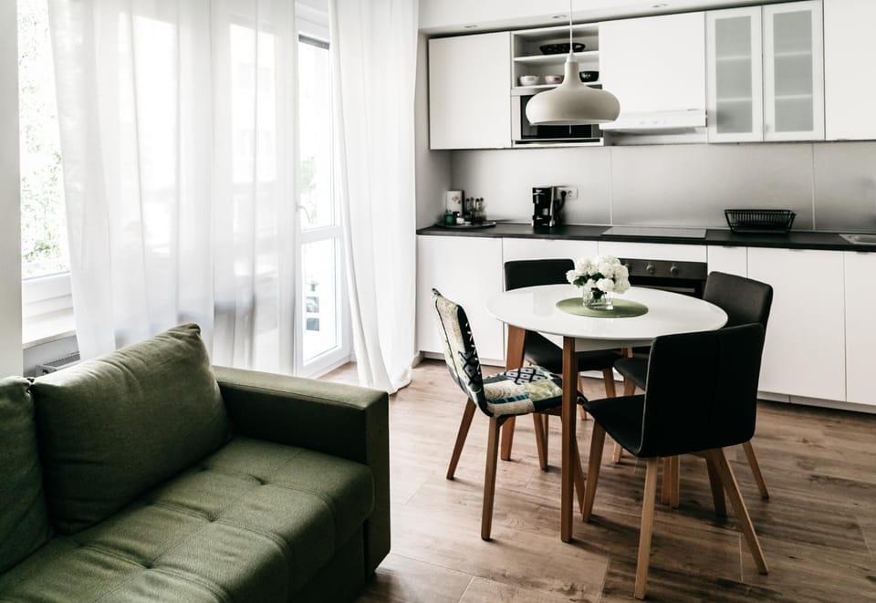Kitchen or kitchenette, Dining area