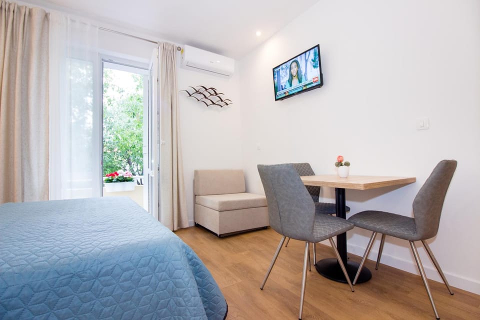 TV and multimedia, Seating area, Dining area, Bedroom