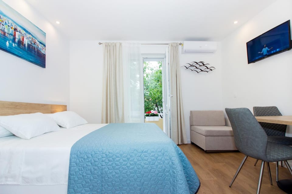 Dining area, Bedroom