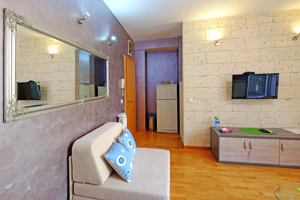 Bed, TV and multimedia, Living room, Photo of the whole room