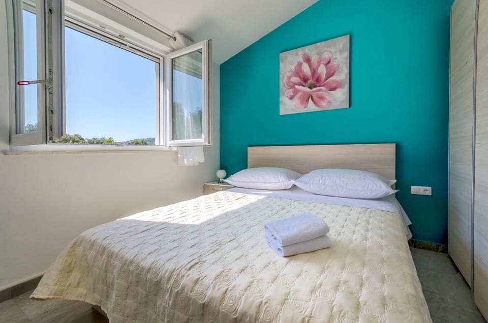 Bed, Photo of the whole room, Bedroom, towels