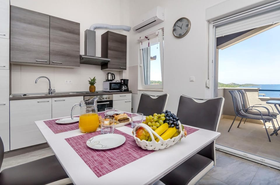 Coffee/tea facilities, Balcony/Terrace, Seating area, Dining area, Sea view, microwave, stove, air conditioner