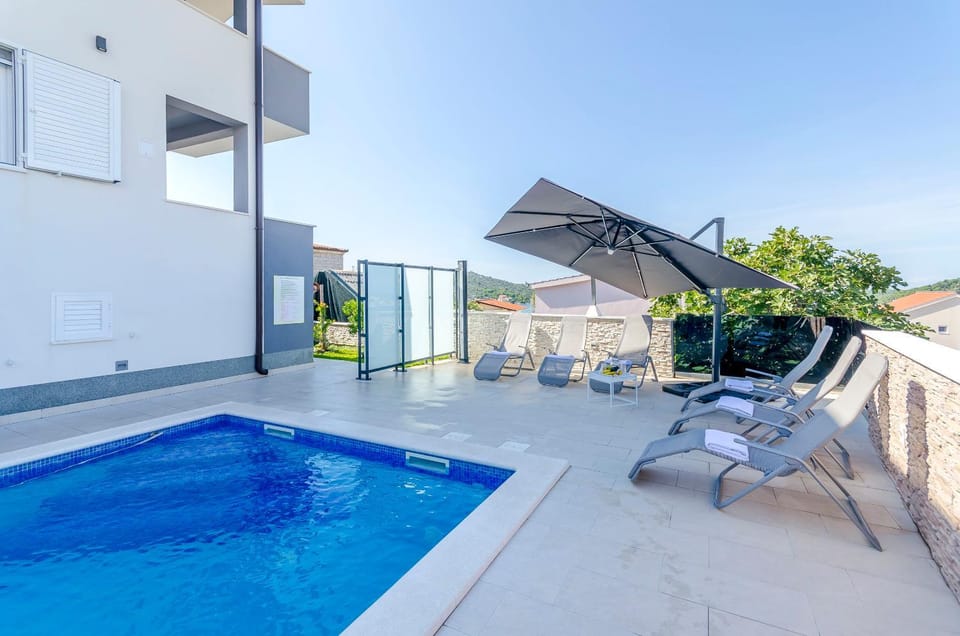 Facade/entrance, Balcony/Terrace, Area and facilities, Swimming pool