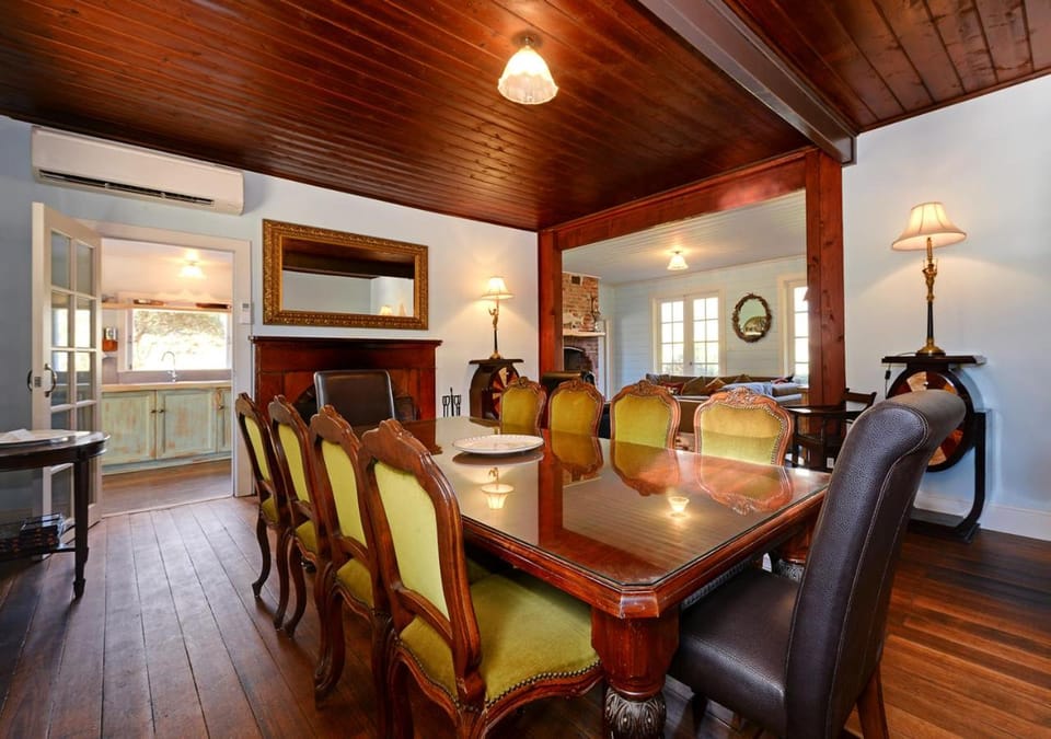 TV and multimedia, Kitchen or kitchenette, Living room, Seating area, Dining area