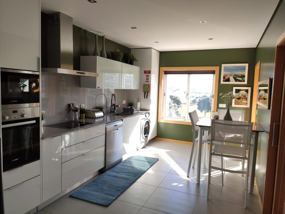 Kitchen or kitchenette, Dining area, dishwasher, minibar, pet friendly, stove, toaster