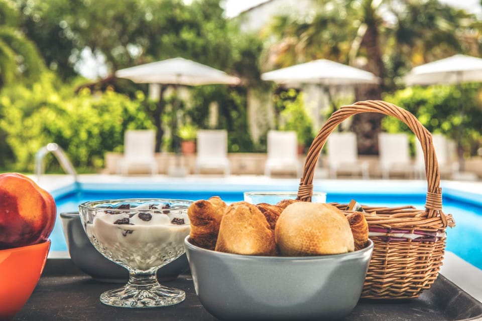 Day, Garden, Food and drinks, Pool view, sunbed