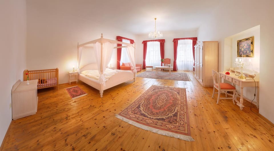 Photo of the whole room, Bedroom, cot