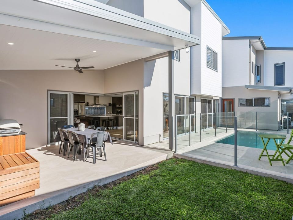 Property building, Patio, Spring, Day, View (from property/room), Balcony/Terrace, Dining area, Pool view, Swimming pool