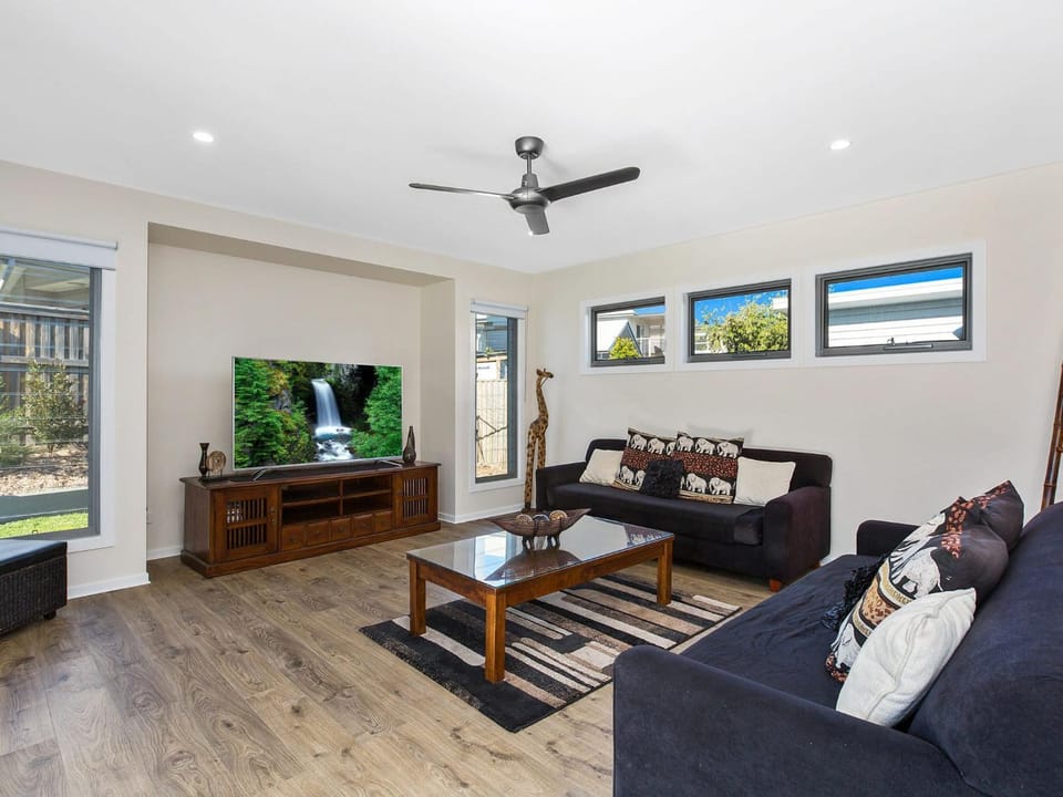 TV and multimedia, Living room, Seating area, Evening entertainment