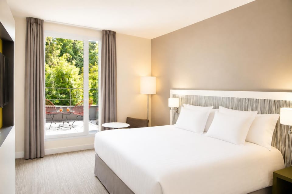Bed, Photo of the whole room, Bedroom, Garden view
