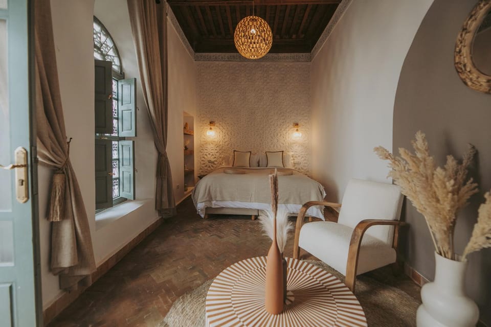 Bed, Photo of the whole room, Seating area, Bedroom