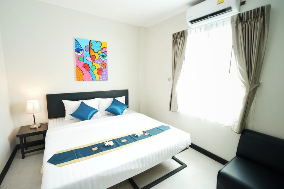 Photo of the whole room, Bedroom