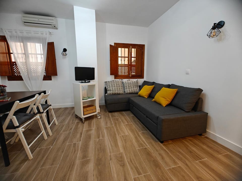 Communal lounge/ TV room, TV and multimedia, Living room, Seating area, Dining area, air conditioner