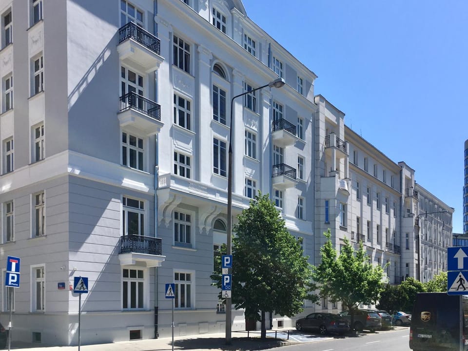 Facade/entrance, Neighbourhood