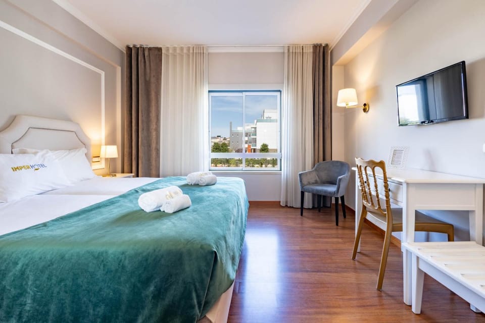 Bed, TV and multimedia, Bedroom, towels