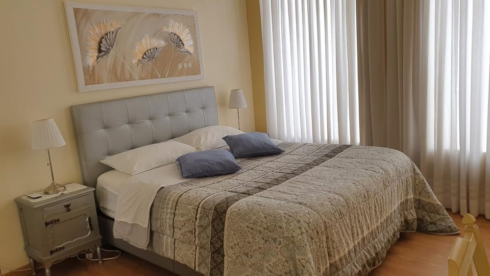Bed, Photo of the whole room, Decorative detail, towels