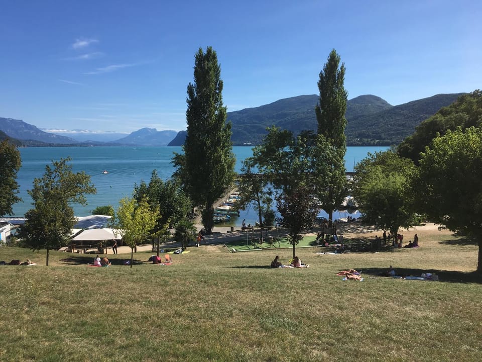 Nearby landmark, Restaurant/places to eat, Off site, Natural landscape, Beach