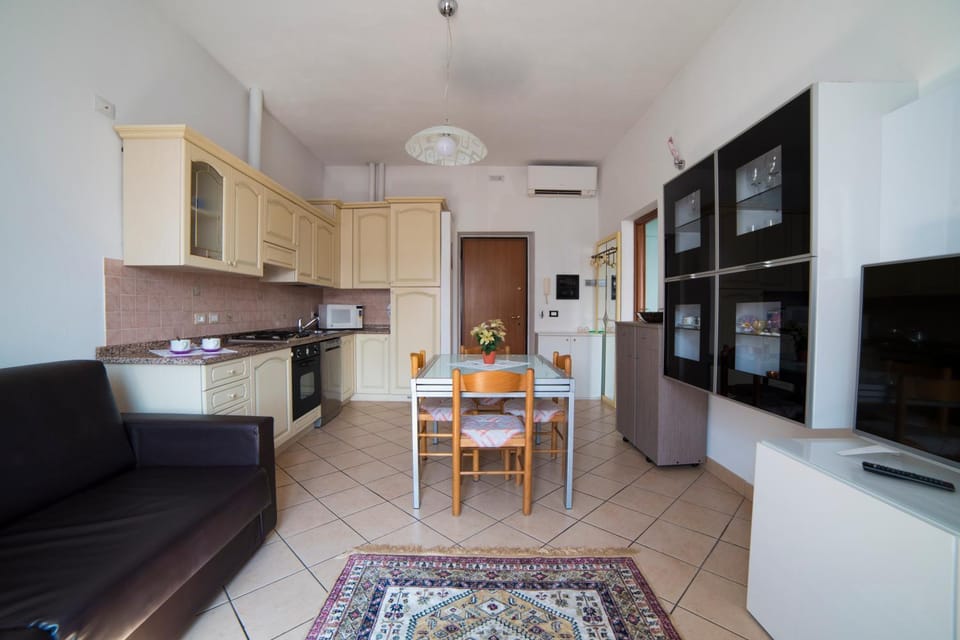 Kitchen or kitchenette, Living room, Seating area, Dining area